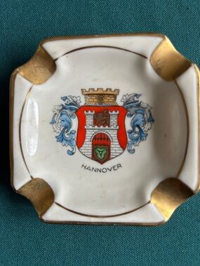 Ashtray- Vintage- Hannover- Handpainted 
3 1/4” x 3 1/4”